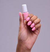 Main portant le flacon du vernis Be Green Aquarelle. Réf. VGREE110