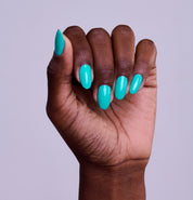 Main portant le vernis Be Green Lagune. Réf. VGREE111