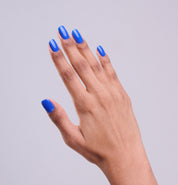 Main portant le vernis Be Green Blue Lagoon. Réf. VGREE112