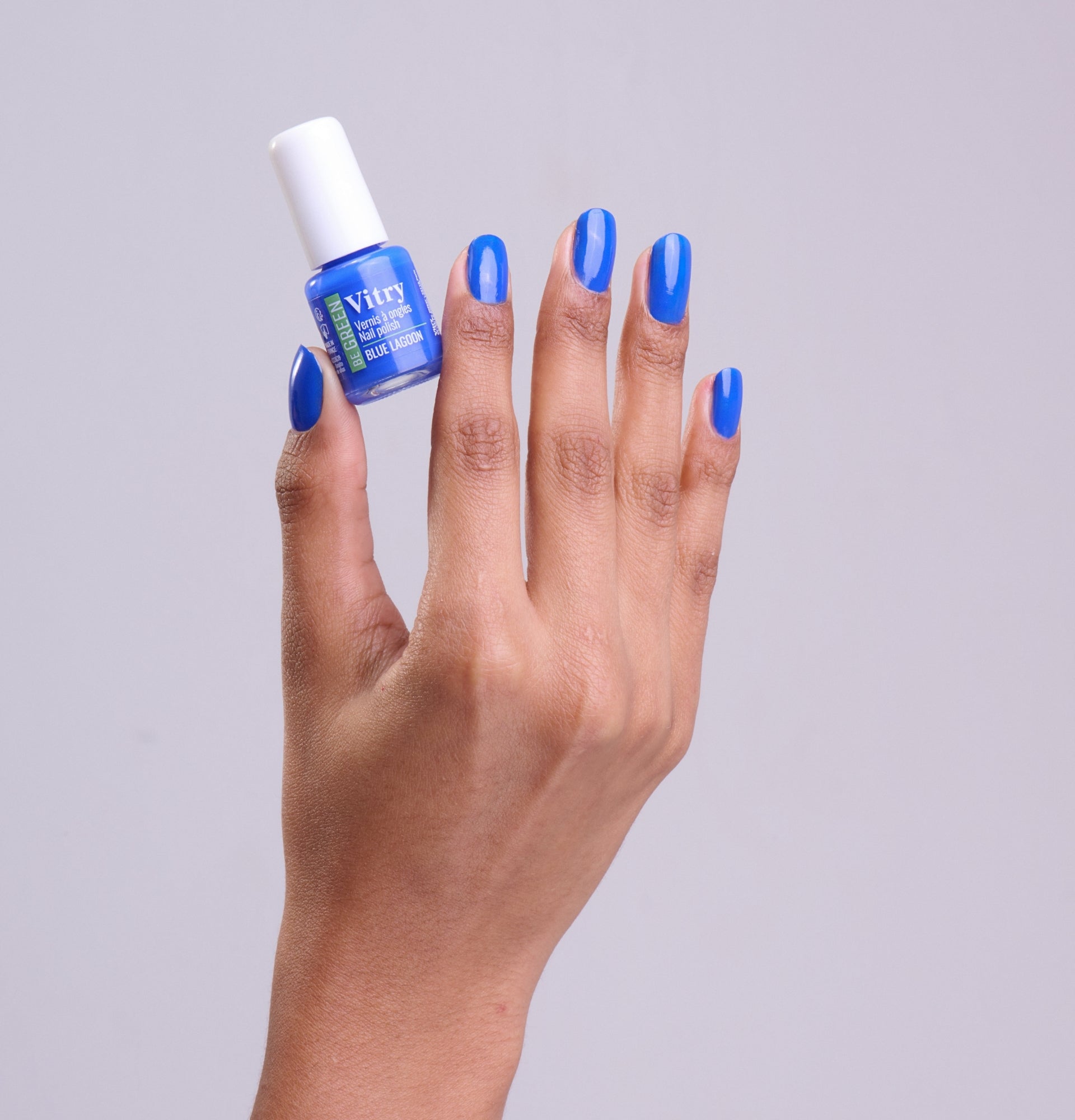 Main portant le flacon 6ml Vernis Be Green Blue Lagoon. Réf. VGREE112