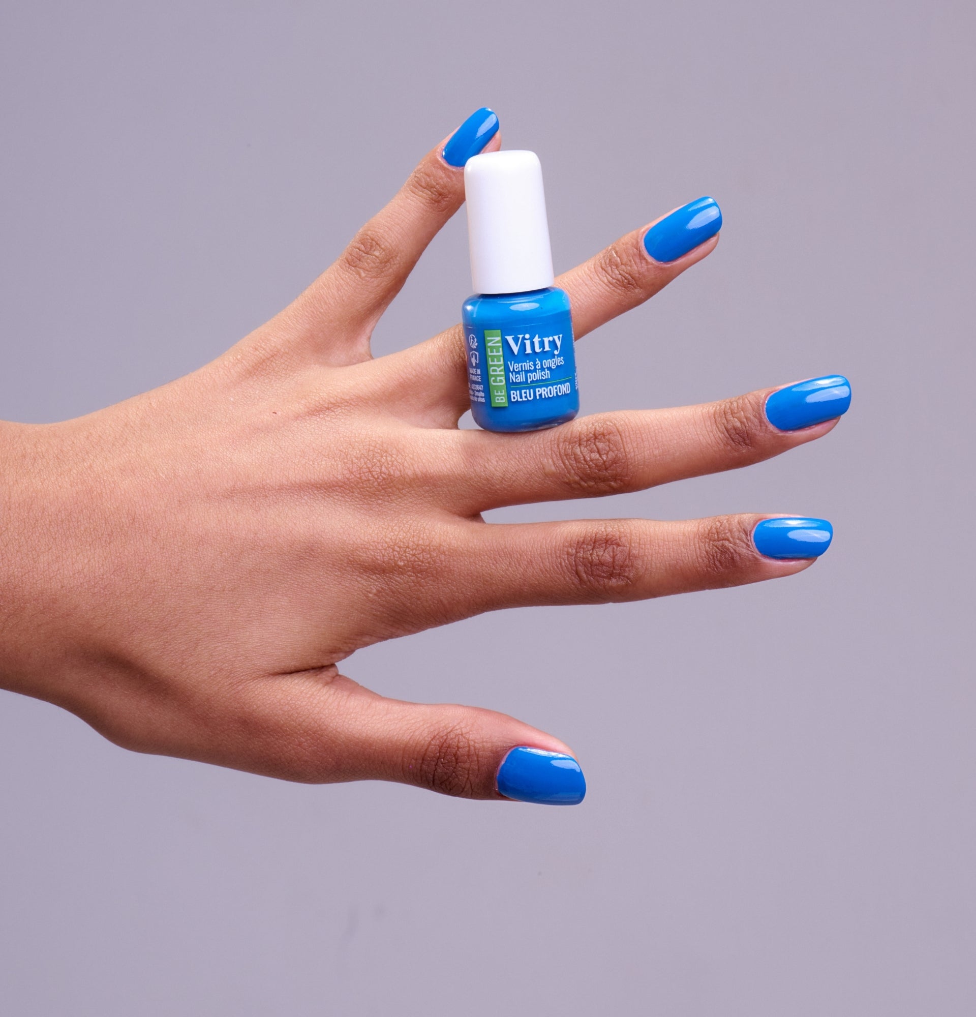 Main portant le flacon 6ml Vernis Be Green Bleu Profond. Réf. VGREE113