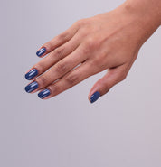 Main portant le vernis Be Green Saphir. Réf. VGREE114