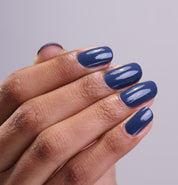 Main portant le vernis Be Green Banquise. Réf. VGREE115