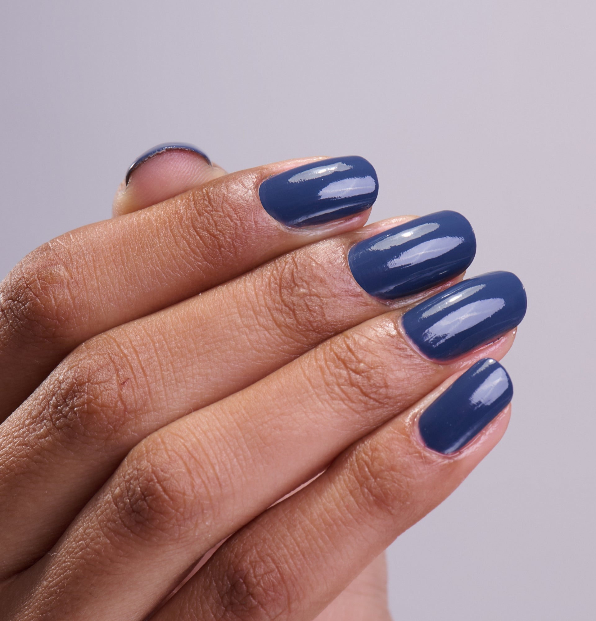 Main portant le vernis Be Green Banquise. Réf. VGREE115