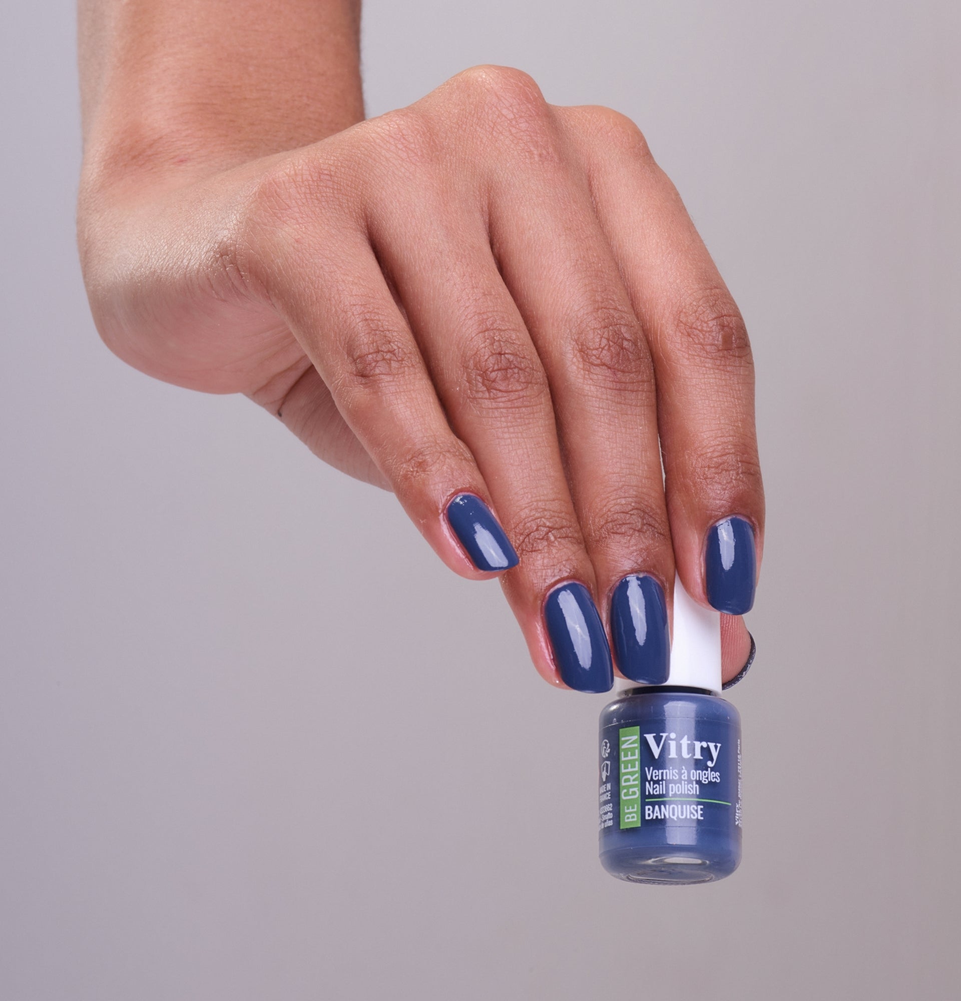 Main portant le flacon 6ml Vernis Be Green Banquise. Réf. VGREE115