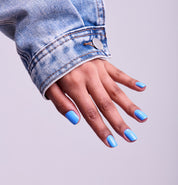 Main portant le vernis Be Green Océan. Réf. VGREE116