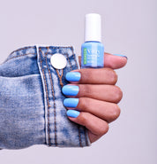 Main portant le facon 6ml Vernis Be Green Océan. Réf. VGREE116