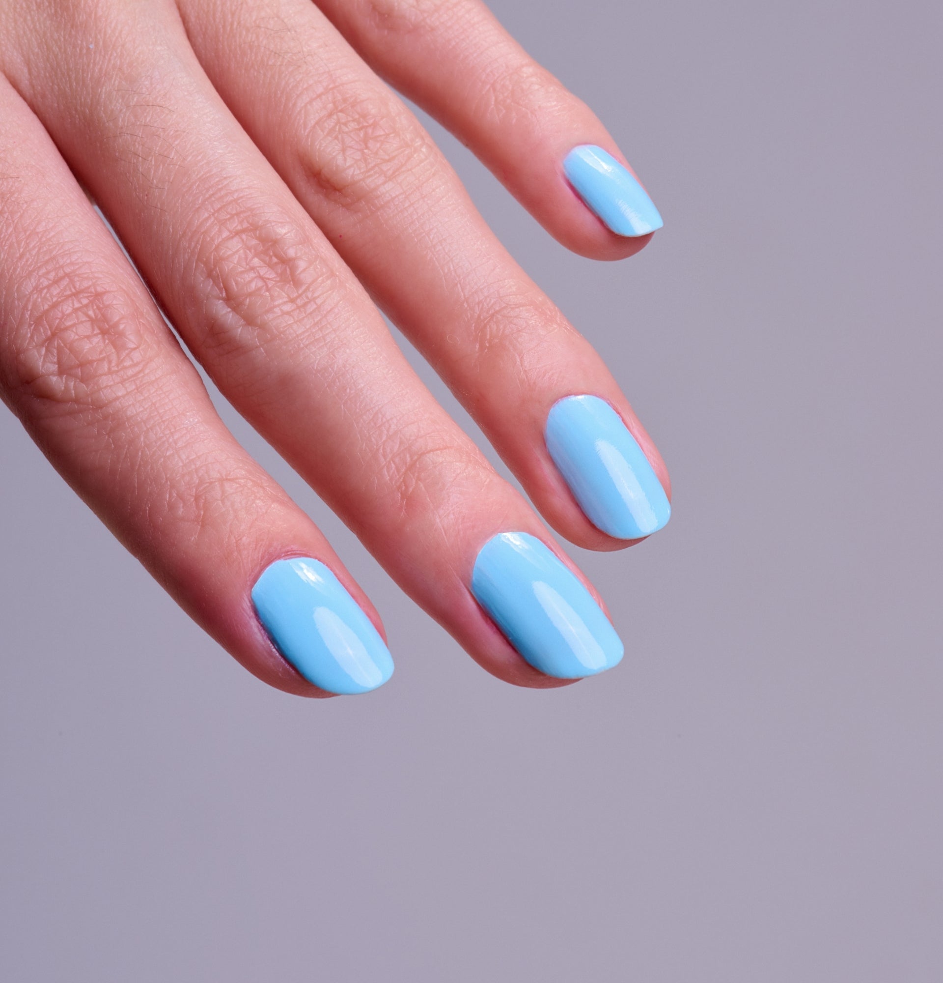 Main portant le vernis Be Green Aqua. Réf. VGREE117