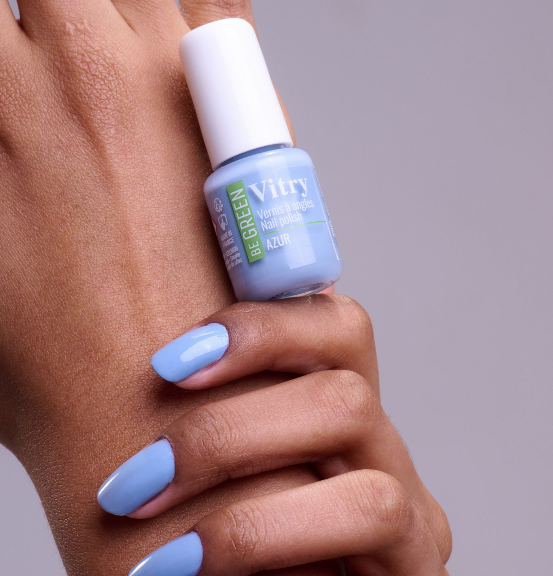 Main portant le flacon 6ml Vernis Be Green Azur. Réf. VGREE118