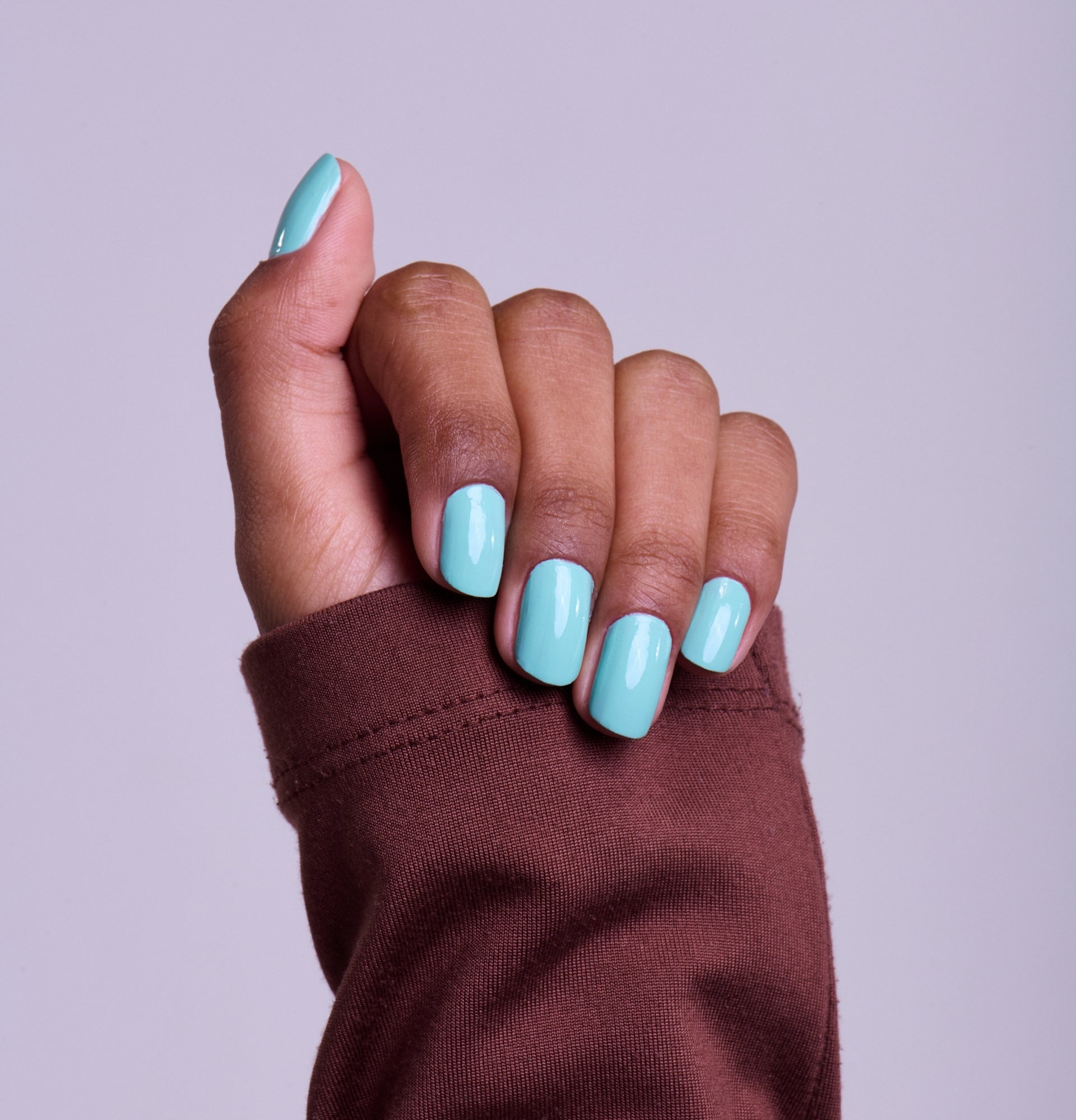 Main portant le vernis Be Green Céladon. Réf. VGREE119