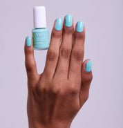 Main portant le flacon 6ml Vernis Be Green Céladon. Réf. VGREE119