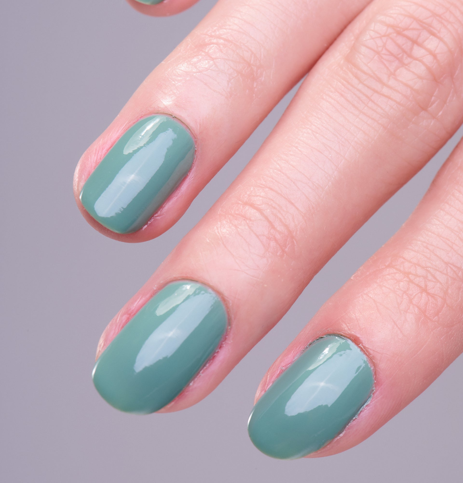 Main portant le vernis Be Green Eucalyptus. Réf. VGREE120