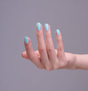 Main portant le vernis Be Green Galapagos. Réf. VGREE121