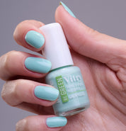 Main portant le flacon 6ml Vernis Be Green Galapagos. Réf. VGREE121