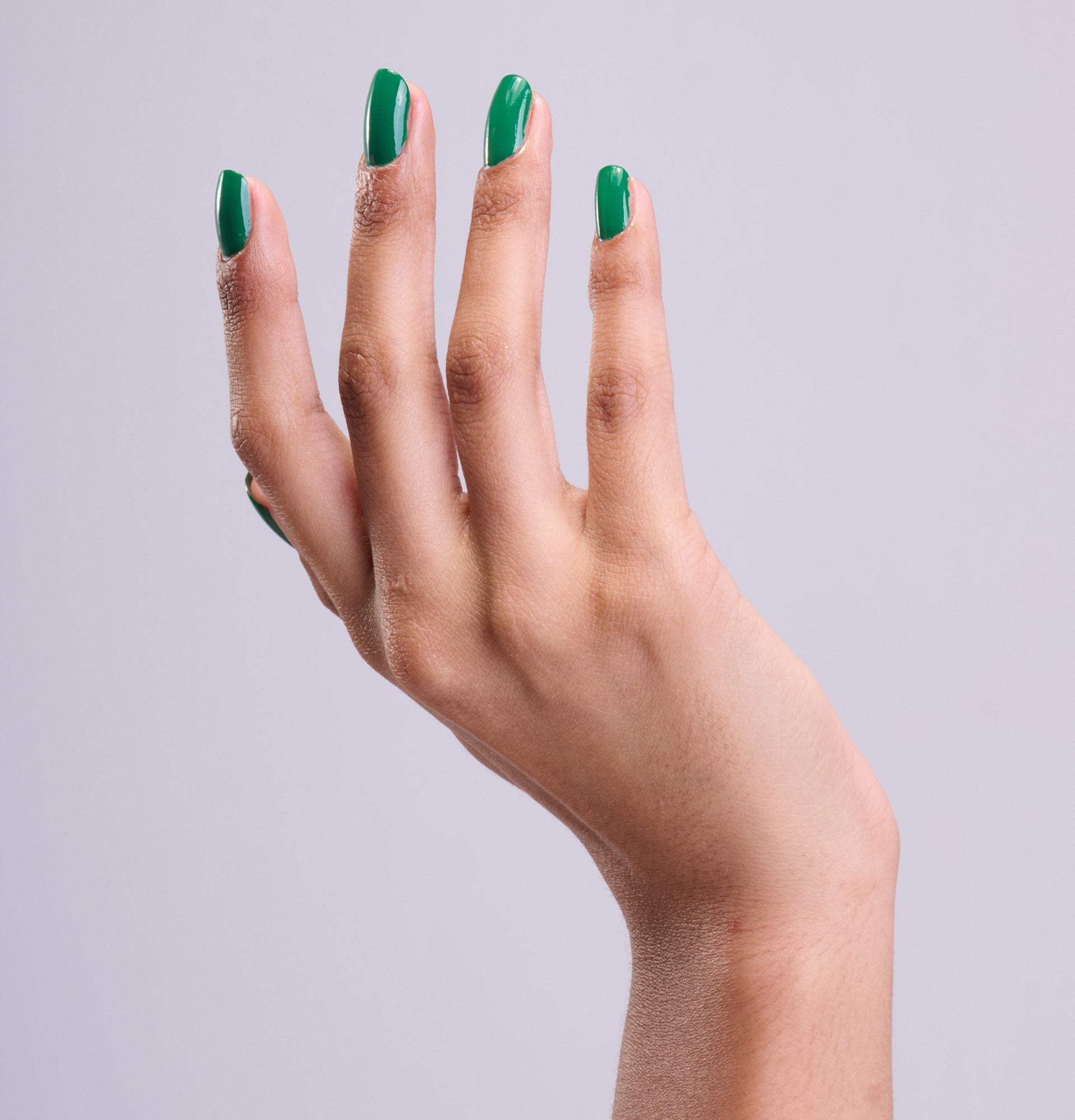 Main portant le vernis Be Green Cypres. Réf. VGREE122