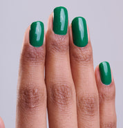 Main portant le vernis Be Green Cypres. Réf. VGREE122