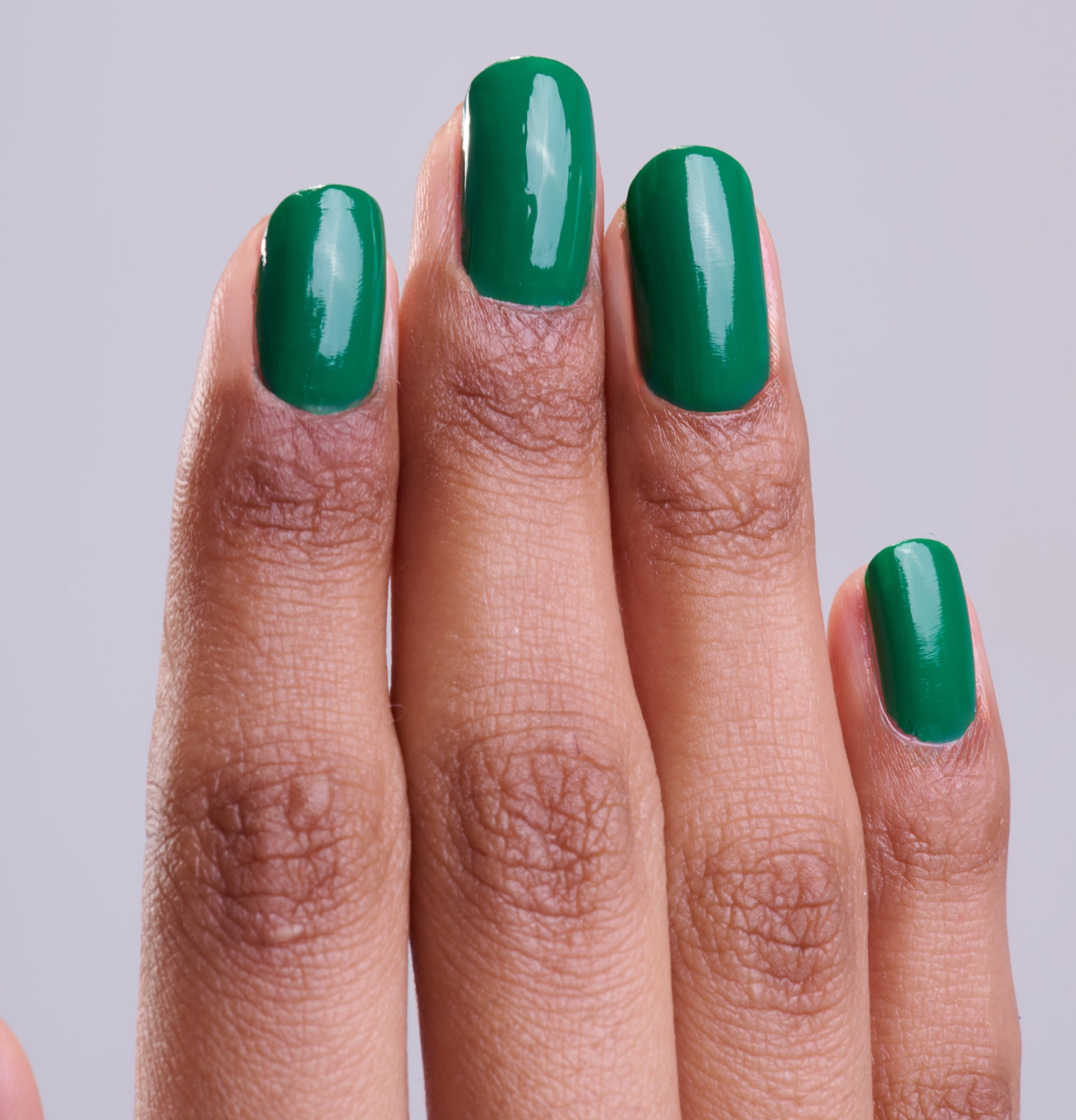 Main portant le vernis Be Green Cypres. Réf. VGREE122