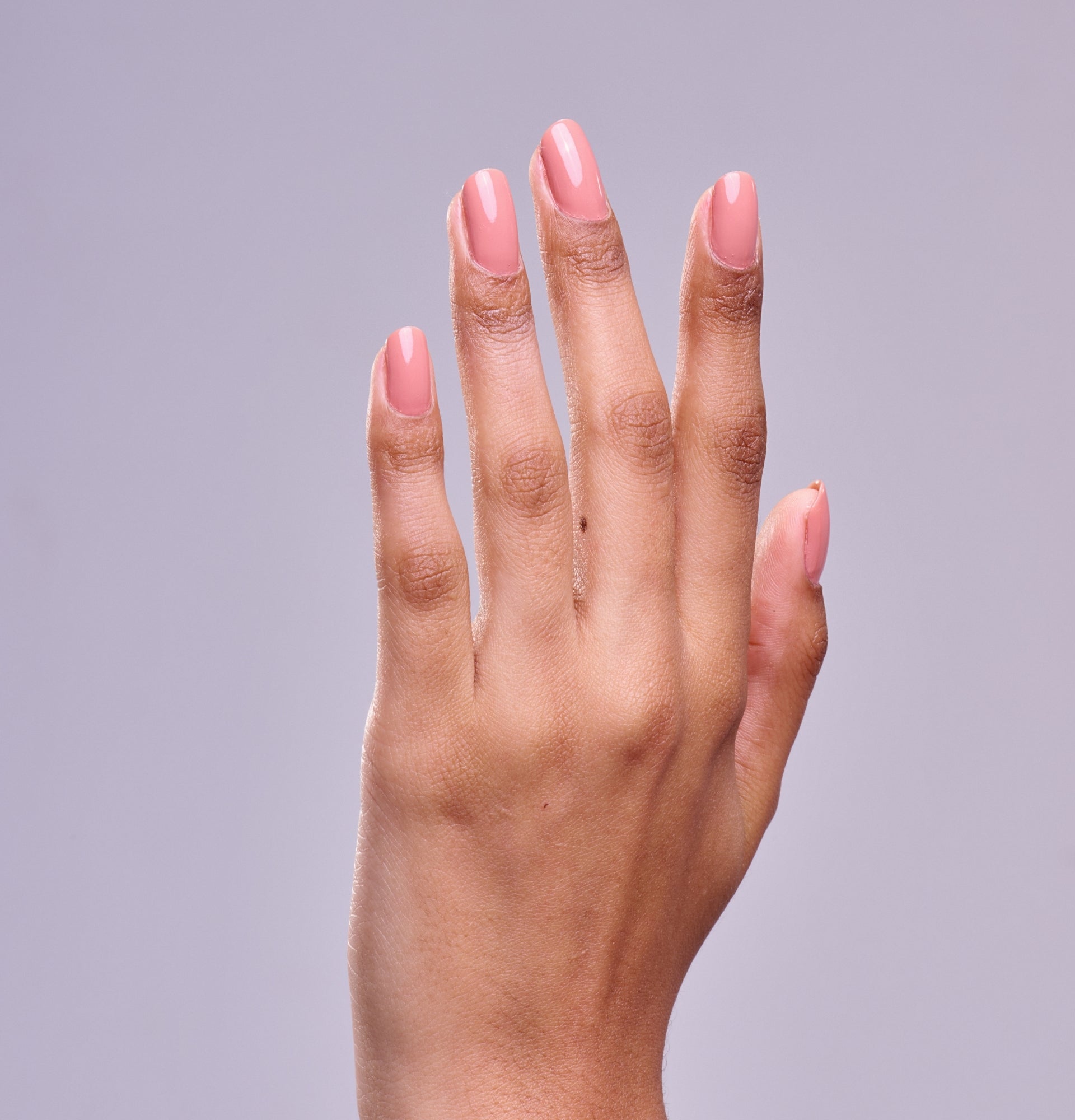 Main portant le vernis à ongles Be Green Albizia. Réf VGREE123