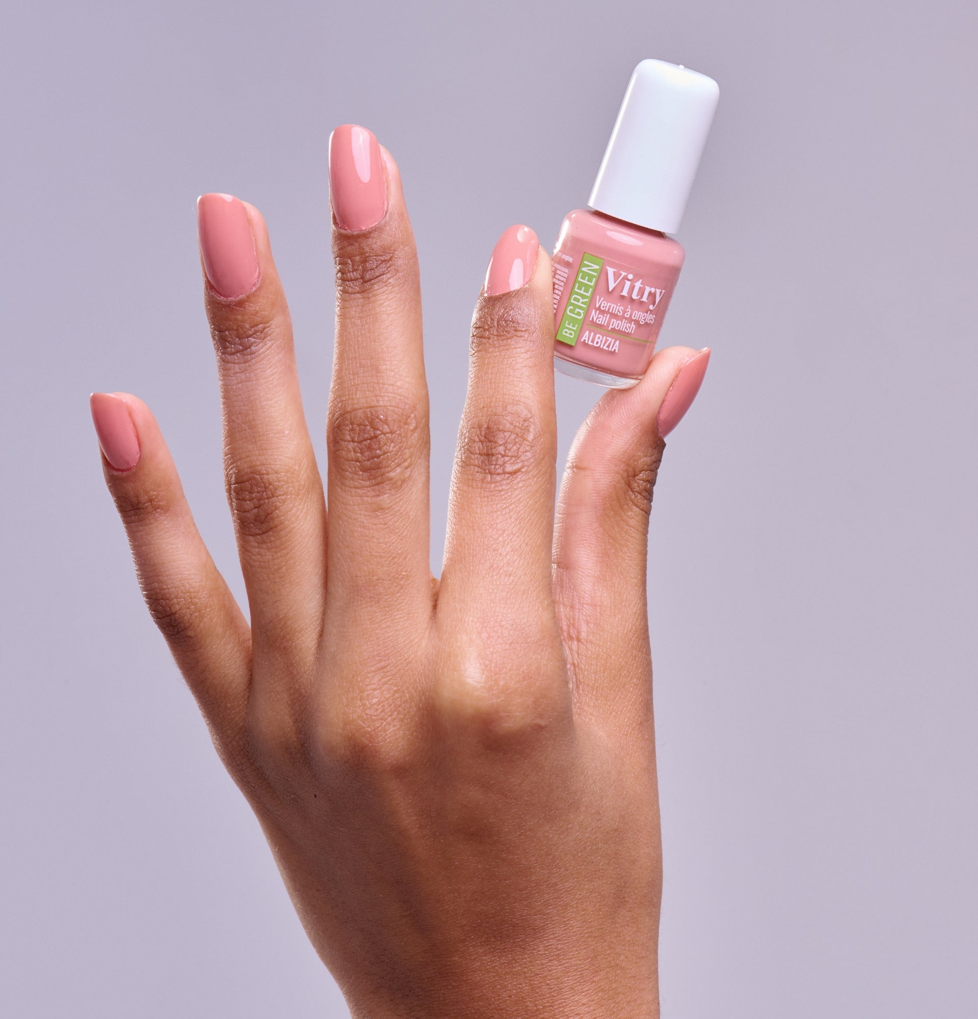 Main portant le flacon 6ml vernis à ongles Be Green Albizia. Réf VGREE123