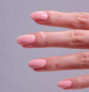 Main portant le vernis à ongles Be Green Primerose. Réf VGREE124