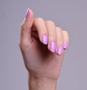 Main portant le vernis à ongles Be Green Lupin. Réf VGREE125