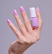 Main portant le flacon 6ml Vernis à ongles Be Green Lupin. Réf VGREE125