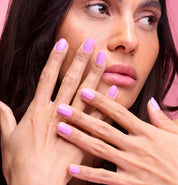 Mannequin portant le vernis à ongles Be Green Lupin. Réf VGREE125