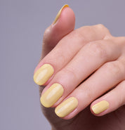 Main portant le vernis à ongles Be Green Yuzu. Ref VGREE127