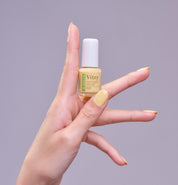 Main portant le flacon 6ml vernis à ongles Be Green Yuzu. Ref VGREE127