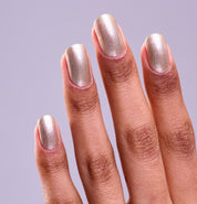 Main portant le vernis à ongles Gold. Réf. VGREE128
