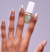 Main portant le flacon 6ml vernis à ongles Gold. Réf. VGREE128