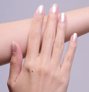 Main portant le vernis à ongles Be Green Perle Nacrée. Réf VGREE133