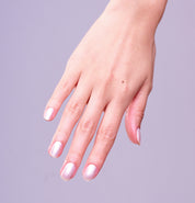 Main portant le vernis à ongles Be Green Perle Nacrée. Réf VGREE133