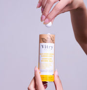 Main ouvrant le Pot de Billes Effervescentes Blanchissantes VITRY pour bain pétillant blanchissant et purifiant des ongles – réf. VSOGALET