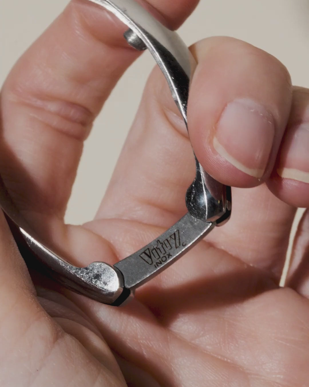 Utilisation de la pince à peaux avec fermoir en inox Vitry en vidéo